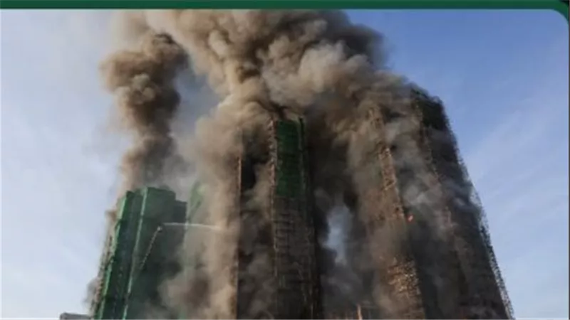 حريق ضخم يوقع قتلى ومصابين داخل أبراج هونج كونج