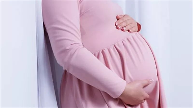 أسباب احتباس السوائل خلال الحمل وطرق العلاج الفعالة 