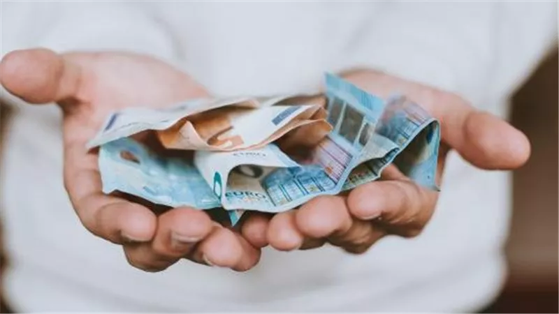 حكم إعطاء الزكاة لأبناء الزوجة المتوفى والدهم