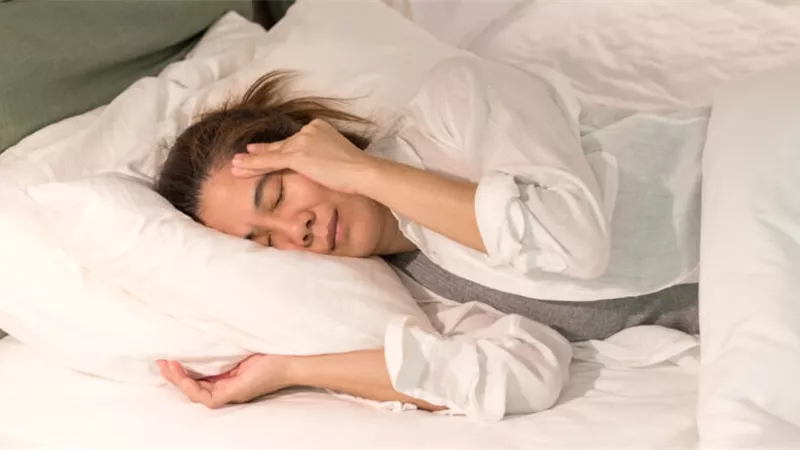 الاستيقاظ بصداع أثناء النوم.. أعراض الصداع الليلي وعلاجه