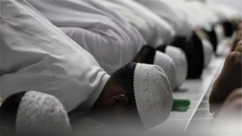 هل يجوز إمامة الجالس للمصلين؟.. الإفتاء توضح الحكم
