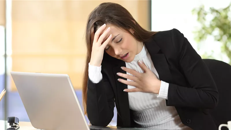 نوبة الهلع.. أسباب خفقان القلب وضيق التنفس المفاجئ