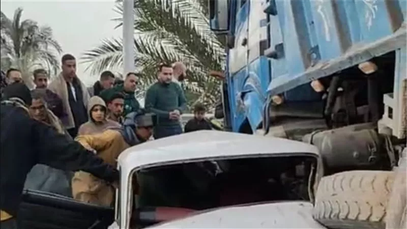 «دماء على كوبري الواسطى».. إصابة 3 أشخاص في حادث تصادم مروع