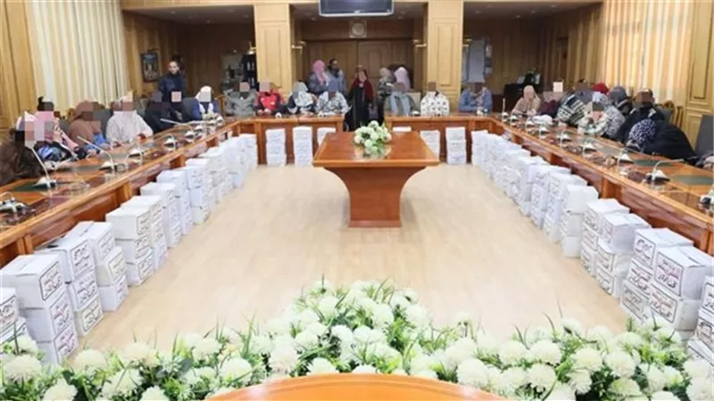 «جبر الخواطر».. محافظ المنوفية يوزع مساعدات على 60 حالة إنسانية