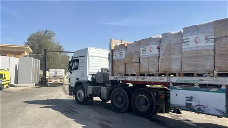 دعم إماراتي متواصل.. القافلة 300 في طريقها من مصر لغزة