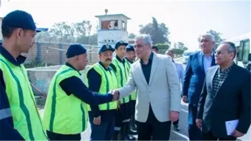 وزير الإنتاج الحربي يتفقد مصنع «18 الحربي» بأبو زعبل