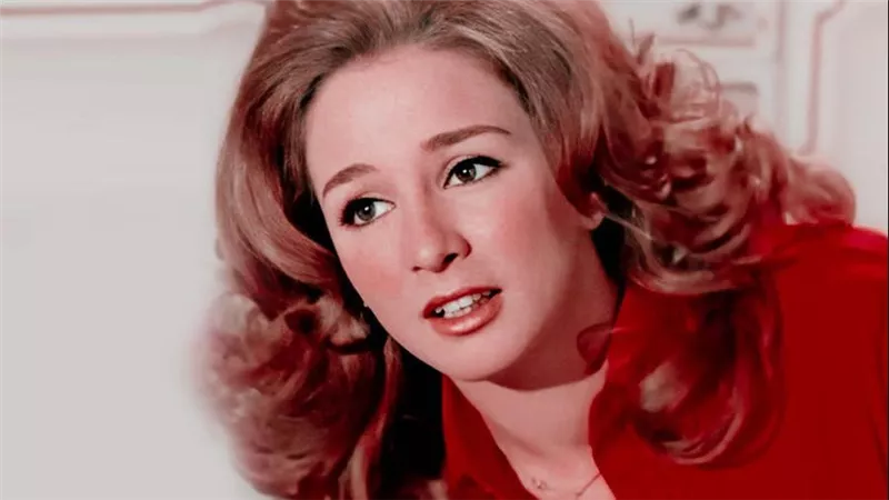 زهرة السينما التي لم تذبل.. في عيد ميلاد نجلاء فتحي
