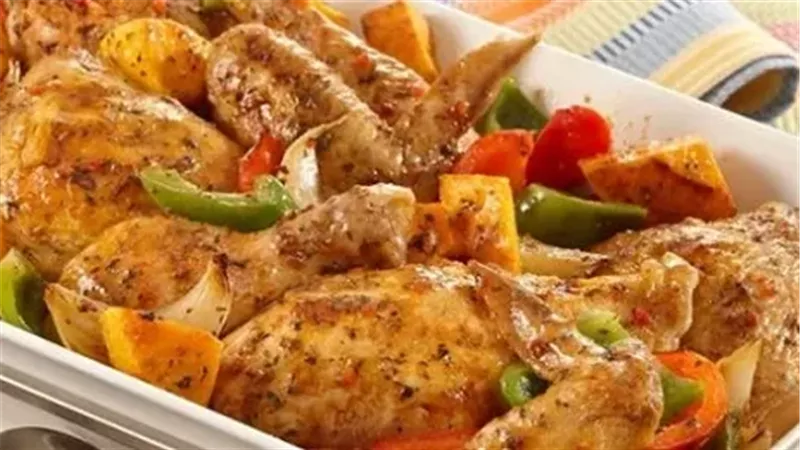 طريقة عمل صينية الدجاج المحمر بالبطاطس والأعشاب البرية