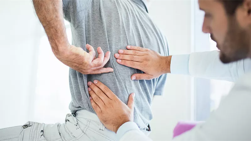 لماذا تتزايد إصابات الانزلاق الغضروفي وعرق النسا عند الشباب 