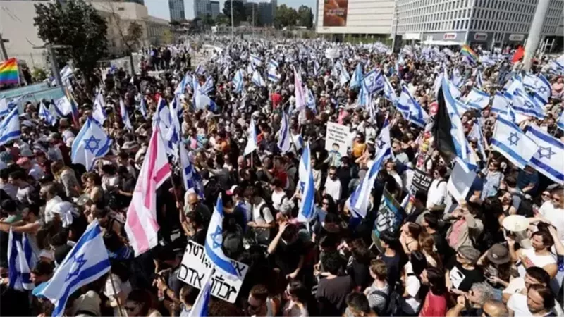 آلاف المتظاهرين يحاصرون حكومة نتنياهو للمطالبة بالتحقيق في «إخفاق 7 أكتوبر»