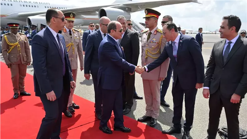 الرئيس السيسي يصل نيروبي للمشاركة في قمة «أفريقيا–فرنسا» 