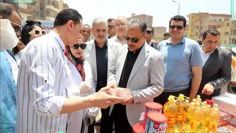 محافظ الشرقية يتفقد سوق «اليوم الواحد» بالزقازيق للاطمئنان علي توافر السلع وأسعارها 