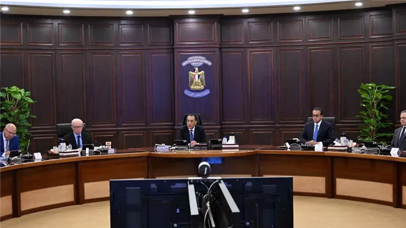 رئيس الوزراء يتابع جهود احتواء حريق السفينتين بدمياط ويؤكد انتظام العمل بالميناء