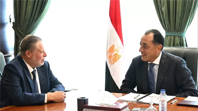 رئيس الوزراء يلتقي محافظ البنك المركزي لمتابعة التنسيق المشترك في الملفات الاقتصادية