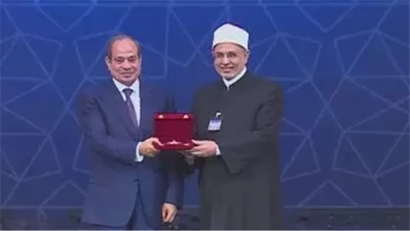 الرئيس السيسي يكرم قامات دينية وشخصيات دولية في احتفالية المولد النبوي
