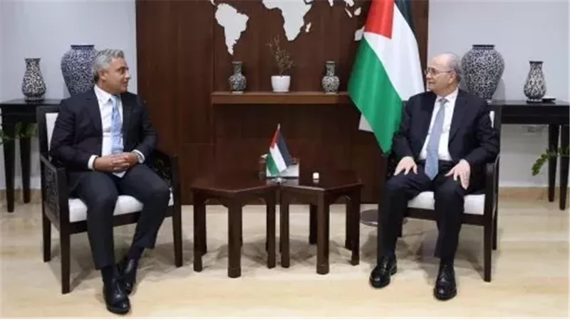 رئيس الوزراء الفلسطيني يبحث مع السفير المصري تعزيز التعاون ودعم القضية الفلسطينية