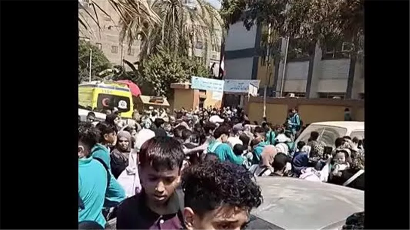 ذعر بين الطلاب بعد سقوط باب مدرسة عليهم في دار السلام