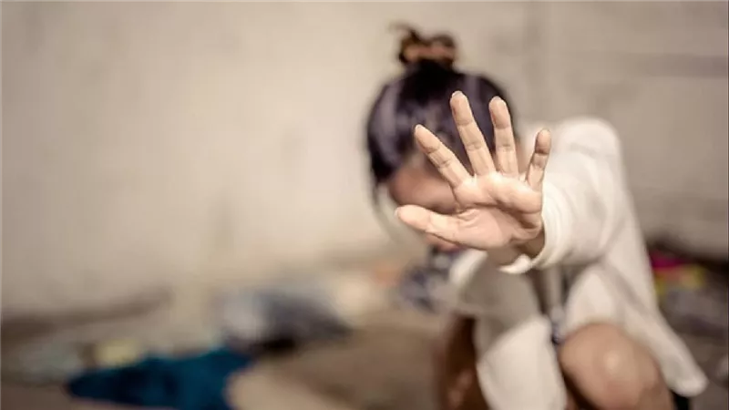 مسن يستدرج طفلة ويلقي بها من الطابق الثالث في أكتوبر