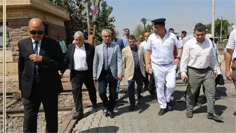 محافظ بني سويف يتفقد مزلقانات السكك الحديدية ويوجه بتوسعة مداخلها ومخارجها