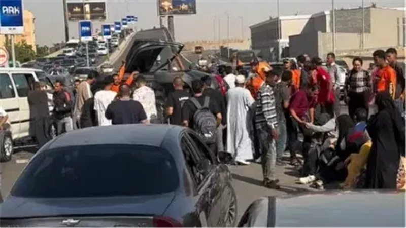 انقلاب سيارة ملاكي على محور جمال عبد الناصر بالقاهرة وتكدس مروري