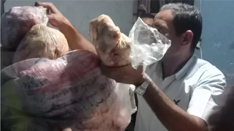 حملة رقابية تضبط لحومًا ودواجن فاسدة داخل مطعم شهير بالمنيا