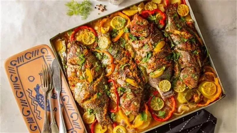 بخطوات بسيطة.. طريقة عمل طاجن السمك بالبصل المكرمل