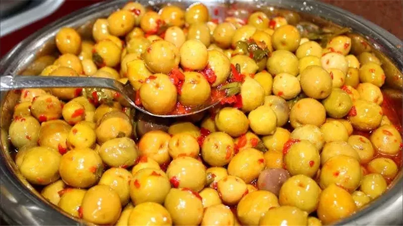 طريقة عمل الزيتون المخلل في المنزل.. سر الطعم المميز بخطوات سهلة
